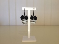 zwart-witte zebrahangers met zwarte strik.